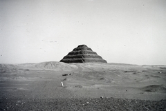 Egypt, Saqqara, Dzsószer fáraó síregyüttese Egyiptom első piramisával, az ún. lépcsős piramissal., 1913, Kriszt Béla, Best of, desert, pyramid, Fortepan #254014