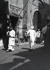 Egypt, Cairo, El-Moez utca., 1913, Kriszt Béla, street view, Arabic script, bazaar, travelling, turban, kaftan, Fortepan #254032