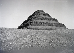 Egypt, Saqqara, Dzsószer fáraó síregyüttesénél Egyiptom első piramisa az ún. lépcsős piramis., 1913, Kriszt Béla, desert, pyramid, travelling, Fortepan #254034