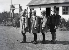 1916, Kriszt Béla, height chart, schoolbag, twins, tableau, Fortepan #254064