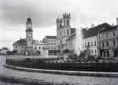 Szlovákia, Besztercebánya, Szlovák Nemzeti Felkelés (Slovenského národného povstania) tér (IV. Béla király tér), szemben az Óratorony, jobbra a Xavéri Szent Ferenc-székesegyház., 1918, Kriszt Béla, Fortepan #254088