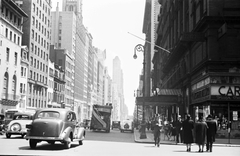 Amerikai Egyesült Államok, New York, Nyugati 57. utca a 7. sugárúti kereszteződésből nézve, jobbra a sarkon a Carnegie Hall., 1939, Fortepan, utcakép, felhőkarcoló, automobil, William Burnet Tuthill-terv, Fortepan #25409