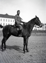 Románia,Erdély, Temesvár, a lovasok a mai Polgári Park helyén gyakorlatoznak, az akkor itt működő Erdélyi laktanyában., 1917, Kriszt Béla, lovaglás, lovas, Fortepan #254139