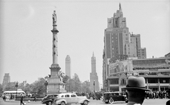 Amerikai Egyesült Államok, New York, Columbus körforgalom, háttérben a Central Park street, a kép a Broadway felől nézve készült., 1939, Fortepan, utcakép, felhőkarcoló, körforgalom, Kolombusz Kristóf-ábrázolás, Frank Grad & Sons-terv, Fortepan #25417