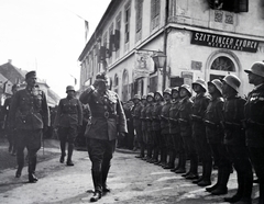 Hungary, Szigetvár, Zrínyi tér - József Attila utca sarok, Zrínyi-ünnep. A felvétel Zrínyi Miklós hőstettének háromszázötvenéves évfordulója és a 3 éves szerb megszállás alóli felszabadulás alkalmával tartott ünnepségen készült. Soós Károly altábornagy és szárnysegédei a díszsorfal előtt., 1913, Kriszt Béla, salute, mechanics, Fortepan #254174