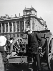 Hungary, Budapest V., Kossuth Lajos (Országház) tér a Parlament előtt. Oroszoktól zsákmányolt, közszemlére kitett 16 ágyú egyike. Háttérben az Igazságügyi Palota (ekkor Magyar Királyi Kúria és Ítélőtábla)., 1914, Kriszt Béla, Budapest, cannon, ordnance, artillery, Fortepan #254207