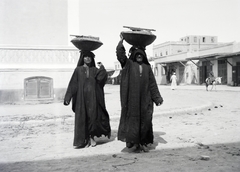 1913, Kriszt Béla, carrying goods on head, Fortepan #254235