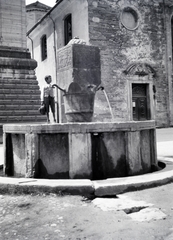 Olaszország, Belluno, Piazza Duomo, előtérben a Fontana di San Gioatà, mögötte a Basilica cattedrale di San Martino., 1918, Kriszt Béla, vízhordás, közkút, kút, Fortepan #254284