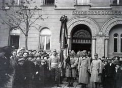 Magyarország, Budapest XI., Bartók Béla (Fehérvári) út 17., a felvétel a Szent Imre Kollégium (később BME Baross Gábor Kollégium) előtt készült., 1915, Kriszt Béla, Best of, fez, csoportkép, egyenruha, szalag, Budapest, katona, kollégium, zászló, Fortepan #254301