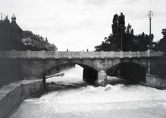 Németország, München, Isar folyó, kilátás Praterwehrbrücke-ről a Maximiliansbrücke felé, jobbra a Praterinsel / Práter-sziget., 1918, Kriszt Béla, híd, kőhíd, Fortepan #254315