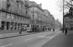 Magyarország, Budapest VII.,Budapest VIII., Rákóczi út, villamosmegálló a Gyulai Pál utcánál, jobbra a Szent Rókus-kápolna., 1972, Otruba Ferenc és Zoltán, villamos, Budapest, Fortepan #254380