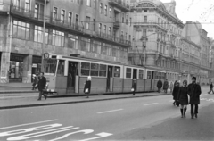 Magyarország, Budapest VII.,Budapest VIII., Rákóczi út, villamosmegálló a Gyulai Pál utcánál, a villamos mögött a Nagy Diófa utca torkolata., 1972, Otruba Ferenc és Zoltán, villamos, Budapest, Fortepan #254381