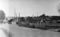 Magyarország, Mátraderecske, a Baross Gábor utca a vasúti átjárónál, távolban a Fájdalmas Szent Szűz-templom tornya látható., 1973, Otruba Ferenc és Zoltán, vasúti átkelő, vasút, sorompó, Dutra-márka, Fortepan #254386