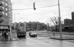 Hungary, Budapest IV., Pozsonyi utca a Berda József - Tél utcai kereszteződésnél. Szemben a Tanoda (Április 4.) tér 1. szám alatti Könyves Kálmán Gimnázium épülete., 1980, Otruba Ferenc és Zoltán, Budapest, Dacia-brand, Ikarus-brand, bus, taxicab, Fortepan #254455