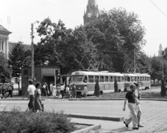 Románia,Erdély, Arad, a Bulevardul Revoluției (régi nevén Andrássy tér) a Strada Crișan kereszteződésénél, háttérben az Aradi evangélikus templom / Vörös templom (Biserica Roșie) tornya, a távolban a Városháza épületének tornya látszik., 1974, Otruba Ferenc és Zoltán, Fortepan #254603