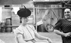 1941, Fortepan, portrait, fashion, hat, yard, barrel, woman, intertwined fingers, Fortepan #25461