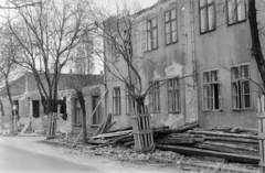 Magyarország, Budapest IV., Jókai utca - Lebstück Mária utca - Petőfi utca határolta bontási terület a lakótelep építésének kezdetekor. A Jókai utca a Lebstück Mária utca felé nézve., 1974, Otruba Ferenc és Zoltán, Budapest, fa, gerenda, épületbontás, favédő, Fortepan #254627