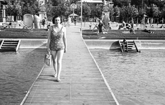 Hungary,Lake Balaton, Siófok, strand., 1941, Fortepan, portrait, ad, beach, bathing suit, watch, bathing, woman, sitting on stairs, deck chair, windbreak cab, Caola brand, Fortepan #25463