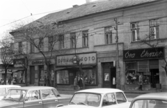 Hungary, Budapest IV., István (Bajcsy-Zsilinszky) út, szemben a 13-as számú ház., 1982, Otruba Ferenc és Zoltán, camera store, optician, antiquarian bookstore, watch jewelry store, clothing store, Budapest, Fortepan #254659