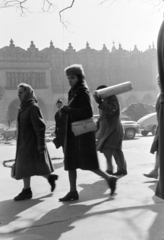 Lengyelország, Krakkó, Rynek Glówny a város főtere, háttérben a Posztócsarnok (Sukiennice)., 1963, Ungváry Rudolf, Fortepan #254755