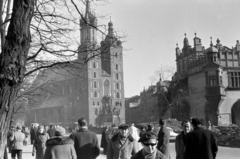 Lengyelország, Krakkó, Rynek Glówny, a város főtere, balra a Mária-templom, jobbra a Posztócsarnok (Sukiennice)., 1963, Ungváry Rudolf, Fortepan #254759