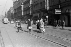 Lengyelország, Gliwice, ulica Zwycięstwa, jobbra a Hotel Diament (egykor Schlesischer Hof)., 1963, Ungváry Rudolf, Fortepan #254768