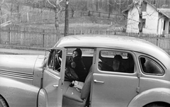 Magyarország, Budapest II., Hűvösvölgyi (Hidegkúti) út, az Opel Kapitan típusú személygépkocsi a Hársfa étterem előtt áll., 1940, Fortepan, német gyártmány, Opel-márka, automobil, Opel Kapitän, Budapest, Fortepan #25478