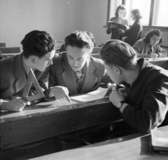 Magyarország, Budapest XIV., a felvétel a Petrik Lajos Vegyipari Technikum régi épületének egyik tantermében készül., 1958, Ungváry Rudolf, Budapest, vonalzó, képarány: négyzetes, hárman, leselkedő, Fortepan #254786