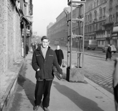 Magyarország, Budapest VII., Thököly út a Dózsa György út felé vezető útszakasz házsora, balra a Murányi utca torkolata látható., 1955, Ungváry Rudolf, Budapest, utcakép, képarány: négyzetes, kamasz, fiú, hajviselet, aktatáska, Fortepan #254799