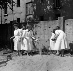 Magyarország, Budapest XIV., Thököly út 48., a Petrik Lajos Vegyipari Technikum udvara, diákok öntöttvas eszközöket tisztítanak homokkal., 1958, Ungváry Rudolf, Budapest, képarány: négyzetes, golyónyom, munkaköpeny, Fortepan #254828