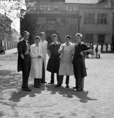 Magyarország, Budapest XIV., Thököly út 48., a Petrik Lajos Vegyipari Technikum udvara, diákok óraközi szüneten., 1958, Ungváry Rudolf, Budapest, képarány: négyzetes, munkaköpeny, Fortepan #254844