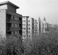 Magyarország, Budapest XIII., kilátás a Bulcsú utca 21/a számú házból, balra az "Élmunkás házak", a távolban az Árpád-házi Szent Margit-templom., 1958, Ungváry Rudolf, Budapest, képarány: négyzetes, magasház, lakótelep, Fortepan #254845