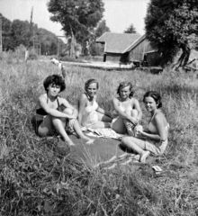 Magyarország, Balatonfűzfő, a Petrik Lajos Vegyipari Technikum diákjai nyári táborban., 1958, Ungváry Rudolf, kártyajáték, Fortepan #254852