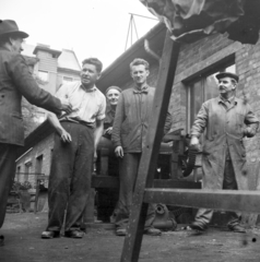 Magyarország, Budapest XIII., Kassák Lajos utca (Fóti út) 13., Lakatos- és Fémáru Kisipari Termelő Szövetkezet. Munkások az üzem udvarán., 1958, Ungváry Rudolf, Budapest, képarány: négyzetes, munkaköpeny, beszélgetés, Fortepan #254856