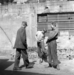 Hungary, Budapest XIII., Kassák Lajos utca (Fóti út) 13., Lakatos- és Fémáru Kisipari Termelő Szövetkezet. Ipari tanulók ebédszünetben az üzem udvarán., 1958, Ungváry Rudolf, Budapest, photo aspect ratio: square, working clothes, three people, Fortepan #254859