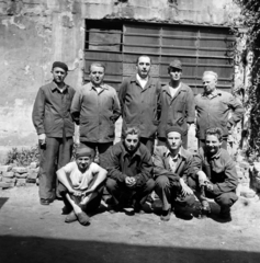 Hungary, Budapest XIII., Kassák Lajos utca (Fóti út) 13., Lakatos- és Fémáru Kisipari Termelő Szövetkezet. A lakatosműhely dolgozói, az álló sorban a szakmunkások, az első sorban az ipari tanulók., 1958, Ungváry Rudolf, Budapest, photo aspect ratio: square, tableau, odd one out, working clothes, sitting on the ground, socialist brigade, Fortepan #254860