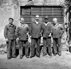 Hungary, Budapest XIII., Kassák Lajos utca (Fóti út) 13., Lakatos- és Fémáru Kisipari Termelő Szövetkezet. Szakmunkások, a lakatosműhely „elitje”., 1958, Ungváry Rudolf, Budapest, photo aspect ratio: square, tableau, working clothes, socialist brigade, Fortepan #254861