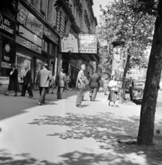 Magyarország, Budapest VI., Teréz körút 62. (Lenin körút 120.), Szikra mozi., 1957, Ungváry Rudolf, Budapest, fényképész, mozi, cukrászda, hentes, hajviselet, képarány: négyzetes, Fortepan #254864