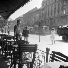 Magyarország, Budapest V.,Budapest XIII., Szent István körút 16., a Club eszpresszó terasza a Marx (Nyugati) tér felé nézve., 1957, Ungváry Rudolf, Budapest, villamos, képarány: négyzetes, híres ember, terasz, árnyékoló, Fortepan #254870