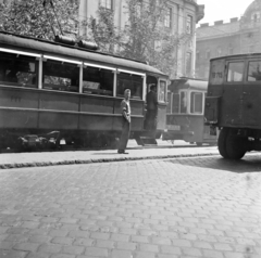 Magyarország, Budapest VI., Teréz (Lenin) körút, villamosmegálló a Podmaniczky (Rudas László) utcánál, háttérben 62-es posta., 1957, Ungváry Rudolf, Budapest, villamos, képarány: négyzetes, híres ember, Fortepan #254872