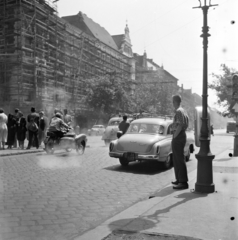 Magyarország, Budapest VI., Teréz (Lenin) körúti villamosmegálló, háttérben a körút Podmaniczky (Rudas László) utca - Szobi utca - Szondi utca közötti szakasza., 1957, Ungváry Rudolf, Wartburg 311/312, Budapest, Csepel Pannonia TL 250, képarány: négyzetes, Fortepan #254874