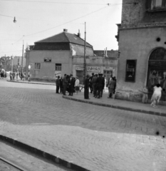 Hungary, Óbuda, Budapest III., a Vörösvári út és a Föld utca torkolata a Flórián térnél, balra a háttérben a Kálvin köz 4. szám alatti Óbudai református templom tornya látszik., 1958, Ungváry Rudolf, Budapest, hurdy-gurdy, hairdresser, Fortepan #254901