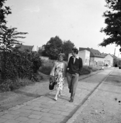 Hungary, Óbuda, Budapest III., a Bécsi út a Zay útnál., 1958, Ungváry Rudolf, Budapest, photo aspect ratio: square, hands in pockets, boy, mother, Fortepan #254902