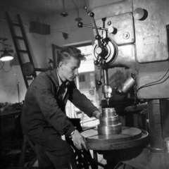 Hungary, Budapest XIII., Kassák Lajos utca (Fóti út) 13., Lakatos- és Fémáru Kisipari Termelő Szövetkezet. FO-32 oszlopos fúrógépen dolgozó szakmunkás segéd., 1958, Ungváry Rudolf, Budapest, photo aspect ratio: square, workshop, Fortepan #254908