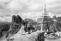 Olaszország, Dolomitok, alappont a Nuvolau csúcson, mögötte balra az Averau csúcs., 1935, SZF, hegycsúcs, szikla, háromszögelési pont, Fortepan #25491