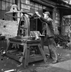 Hungary, Budapest XIII., Kassák Lajos utca (Fóti út) 13., Lakatos- és Fémáru Kisipari Termelő Szövetkezet., 1958, Ungváry Rudolf, Budapest, workshop, Fortepan #254913