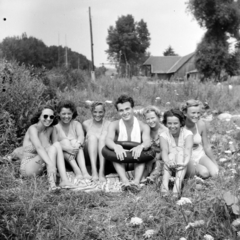 Hungary, Balatonfűzfő, a Petrik Lajos Vegyipari Technikum diákjai nyári táborban. Háttérben jobbra a vitorlás klub épülete látszik., 1958, Ungváry Rudolf, photo aspect ratio: square, jesting, tableau, odd one out, bathing suit, youth, Fortepan #254934