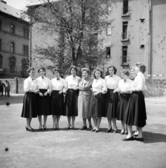 Hungary, Budapest XIV., Thököly út 48., a felvétel a Petrik Lajos Vegyipari Technikum udvarán, ballagáskor készült., 1958, Ungváry Rudolf, Budapest, photo aspect ratio: square, bullet hole, school uniform, student, girls, Fortepan #254947