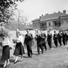 Hungary, Budapest XIV., Thököly út 48., a felvétel a Petrik Lajos Vegyipari Technikum udvarán, ballagáskor készült., 1958, Ungváry Rudolf, Budapest, graduation, photo aspect ratio: square, scrip, Fortepan #254950