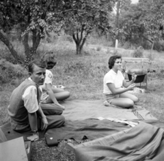 Hungary, Budapest III., a felvétel a Bécsi út 236. szám alatti villa kertjében készült. Az épületben ekkor a földszinten lakások voltak, az emeleten pedig óvóda működött., 1958, Ungváry Rudolf, Budapest, photo aspect ratio: square, plaid, cauldron, Fortepan #254952